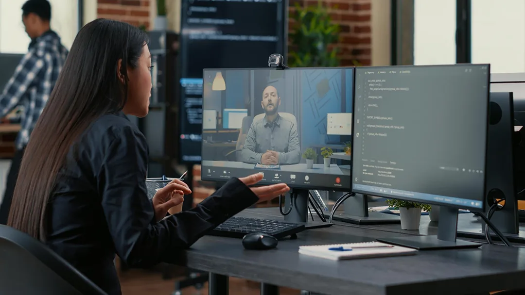 Enterprise woman using the best screen recording software - Summary AI - to capture every detail of a work meeting.