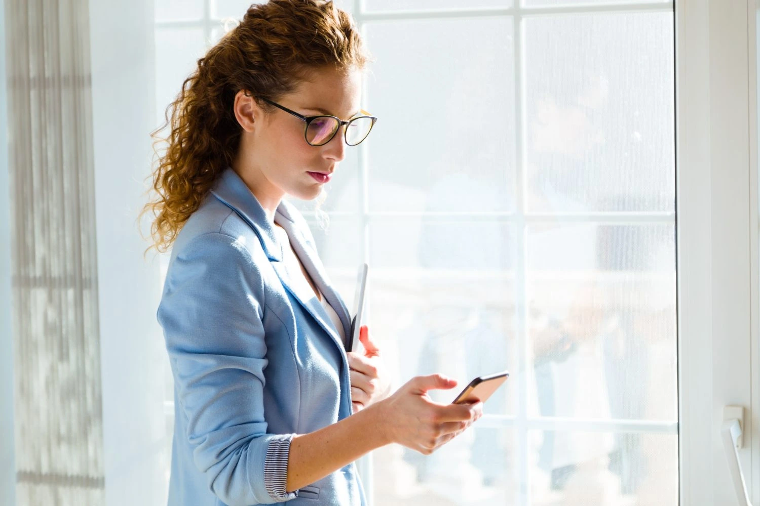  Enterprise woman typing fast using Summary AI on her phone.