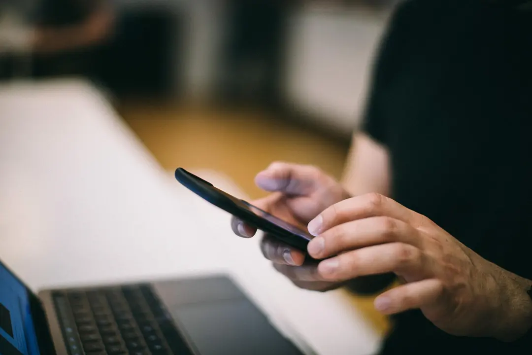 Sales professional recording a phone call safely and efficiently with Summary AI.