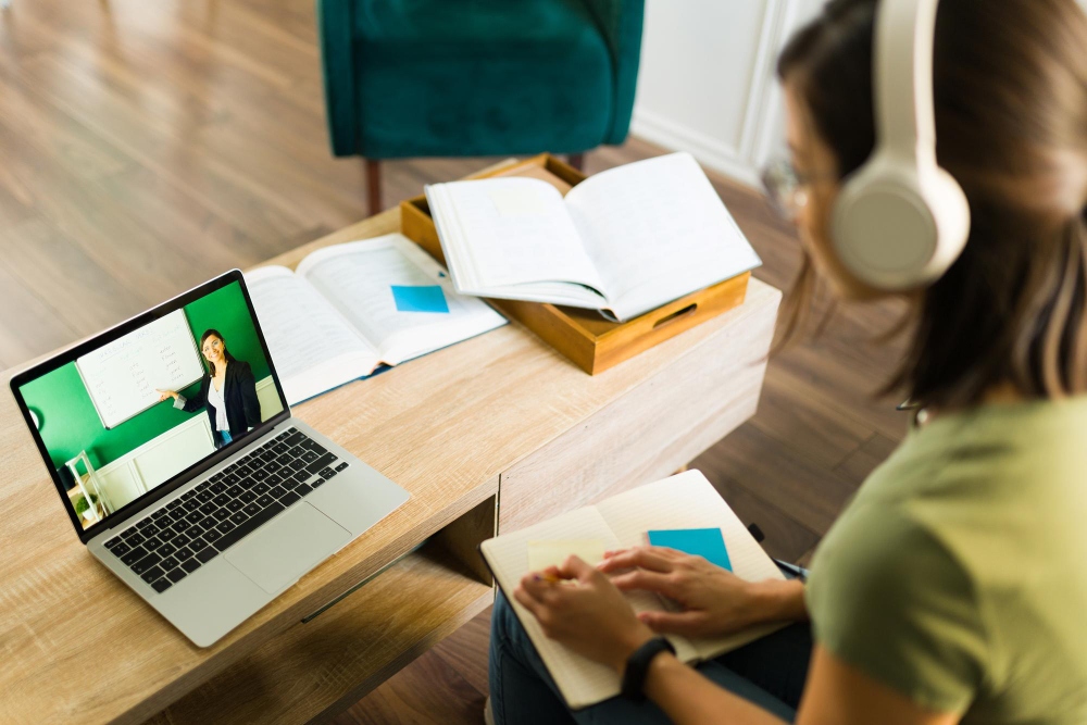 Beginner learning AI through an online course on a laptop 