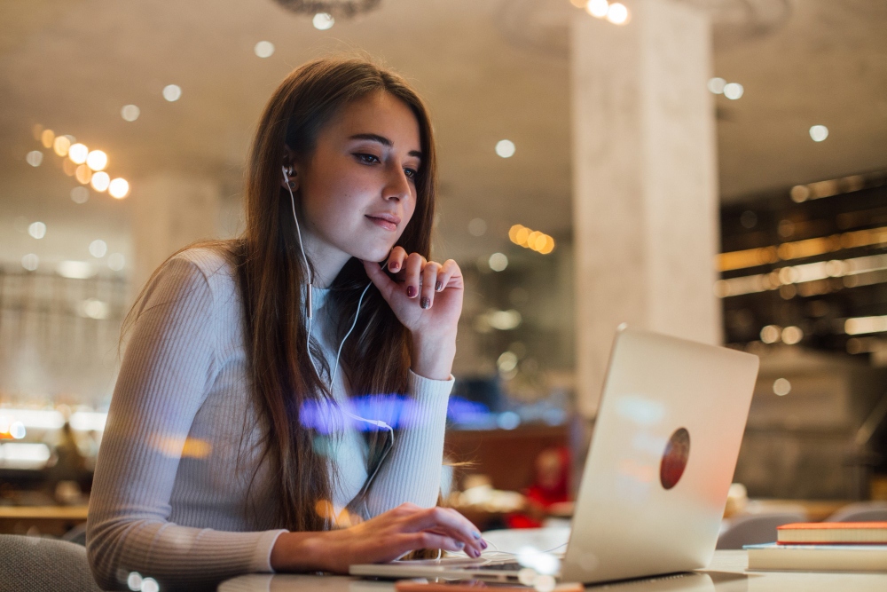 marketer using ai to optimize marketing strategy