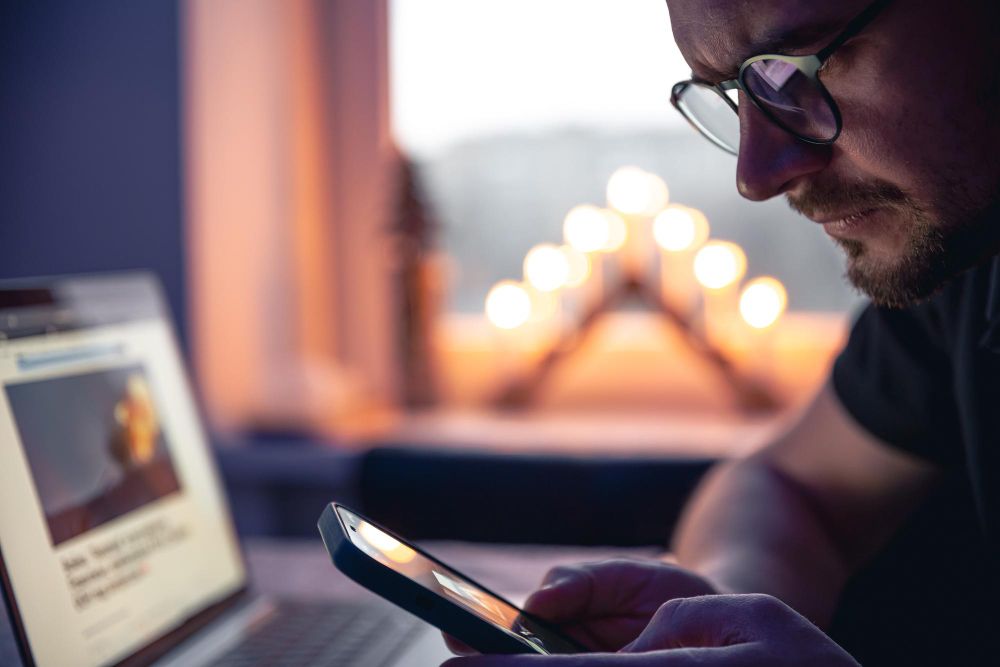 man uses chatgpt atlas to summarize page while reading news