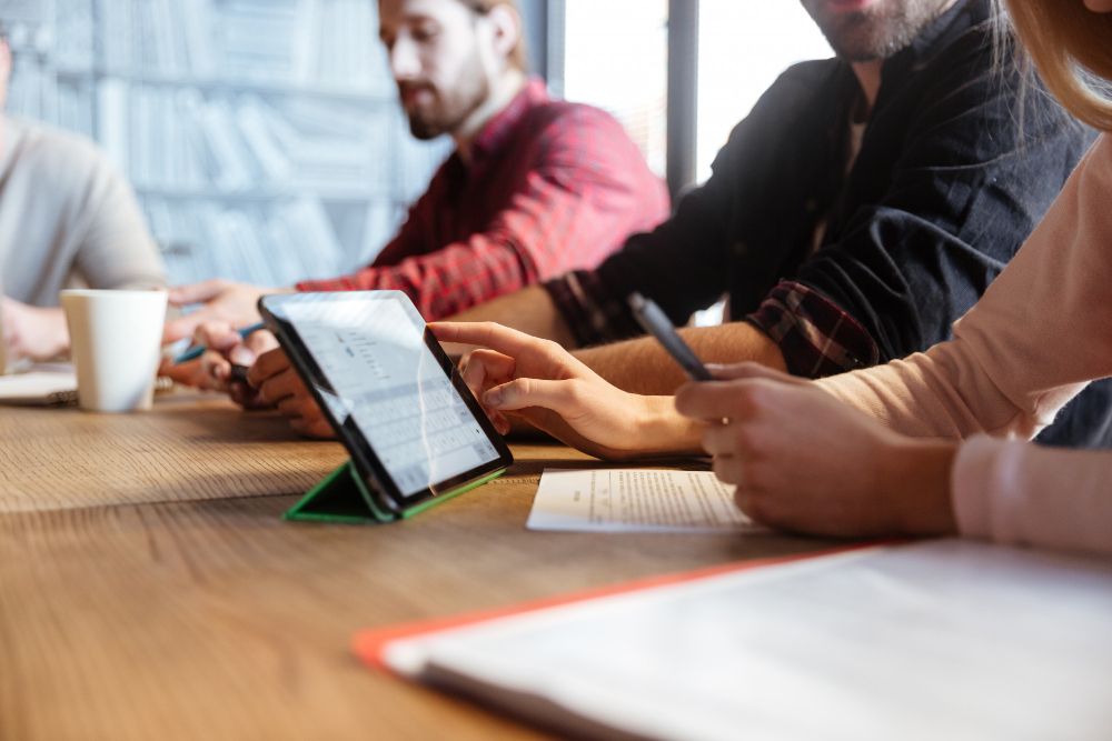 person using a meeting minutes template