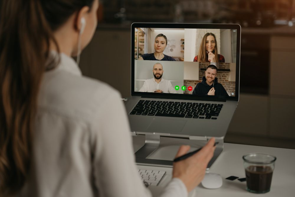 girl using ai note taker during online meeting
