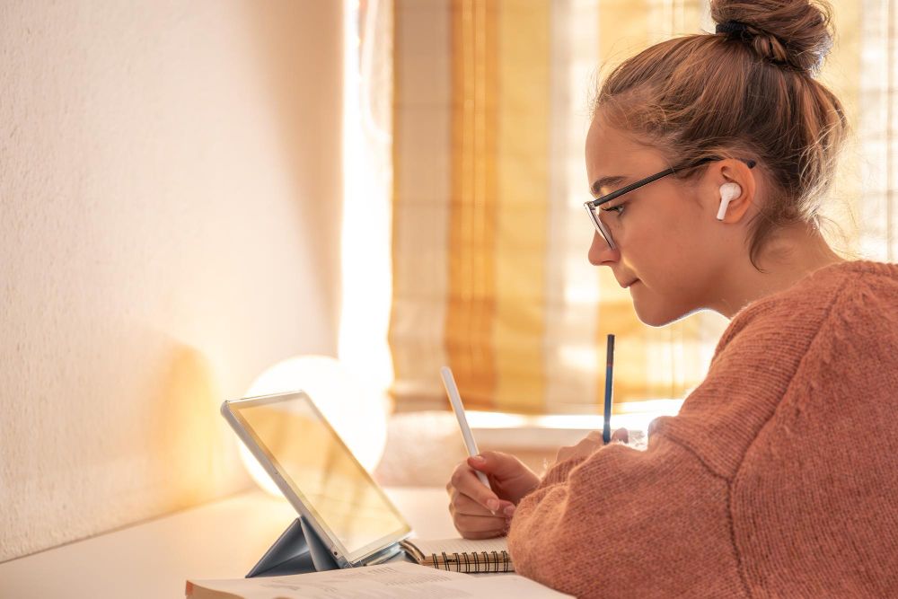 student focusing with earbuds